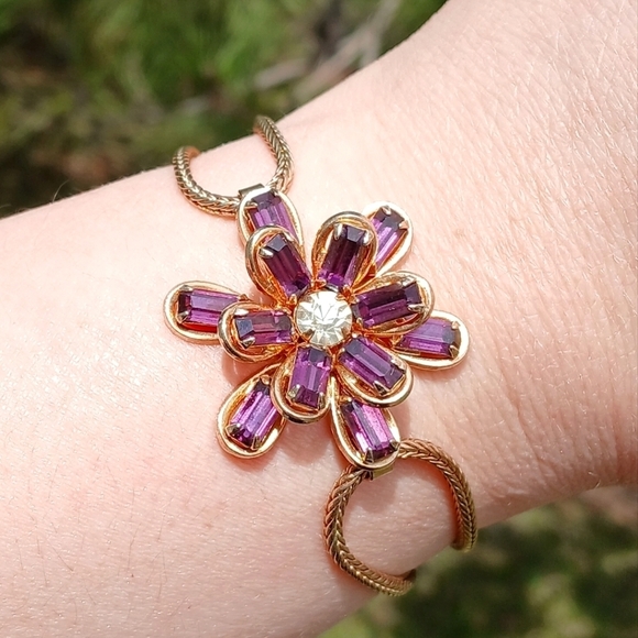 Vintage Jewelry - Vintage Gold Tone Bracelet With Purple Glass Flower Unsigned 7.5"